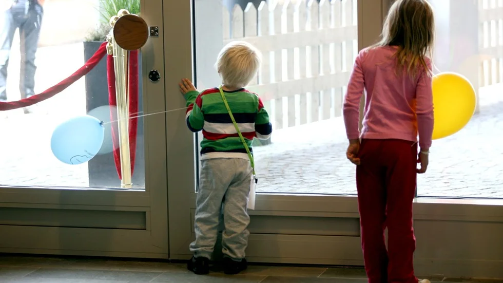 Aktiviteter såväl inom- som utomhus då nybyggda höghuset Tornet i Tornby invigdes.