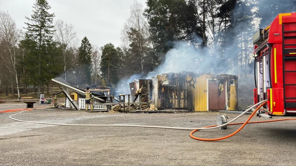 Räddningstjänsten med eftersläckningsarbete på Torsharg.