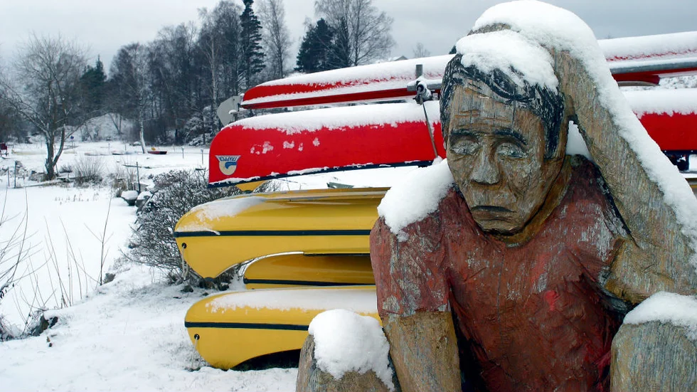 Bert Davidssons träfigur ser fundersam ut inför framtiden vid Rimforsa camping. BILD: TORBJÖRN LINDQVIST
