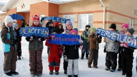 Barnen hade skrivit välkomstskyltar på många olika språk. FOTO: K-L SUNDQVIST FOTO: K-L Sundqvist