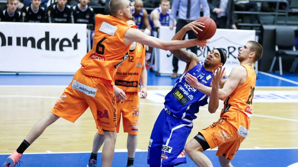 Kampen. Jaraun Burrows, blåa kläder, i kamp med Joakim Kjellbom (till vänster) och Jaka Brodnik (till höger).