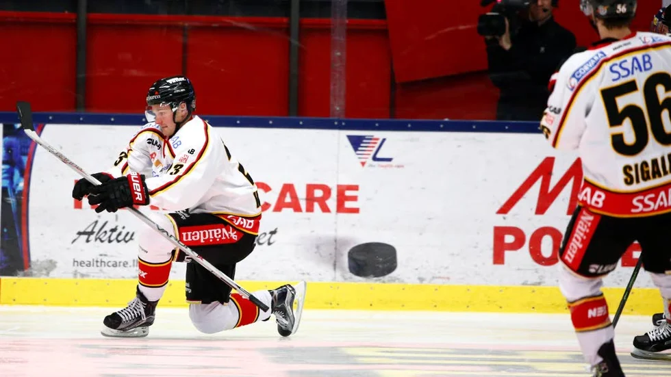 Hjälten. Lucas Wallmark satte 2–1 i slutet av andra perioden. Det räckte till säsongens fjärde seger mot Karlskrona.