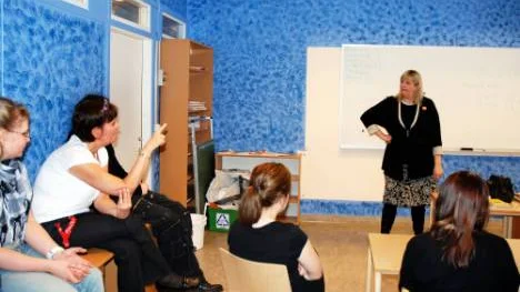 Läraren Dors Lundin-Nygård fick hoppa in och ställa någon fråga till Anna Hedh när elevernas frågvishet tröt en aning.FOTO: LENA LEFFLER