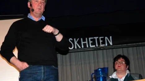 Landstingsråden Kent Ögren och Agneta Granström hade glädjande besked till Haradsborna i går kväll. " Vi låter vårdcentralen vara som tidigare, vilket är en permanent lösning".                                                                   FOTO: Lena Leffler