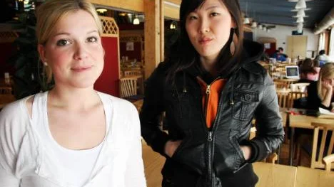 Sofia Augustsson och Joung-Min Kim studerar vid Luleå tekniska universitet. De vet om studenter som stannat om det funnits arbete för dem och själva stannar de också om de får jobb.FOTO: Elisabeth Hedman