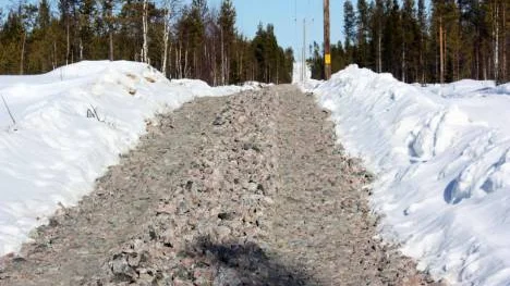 Grusat skidspår längs vägen till Mattilavaara i höjd med Korva. Det äventyrar dock inte söndagens Tornedalslopp - arrangörerna är vana vid att få dra nytt spår i sista stund.FOTO: Karolina Strömbäck Horney