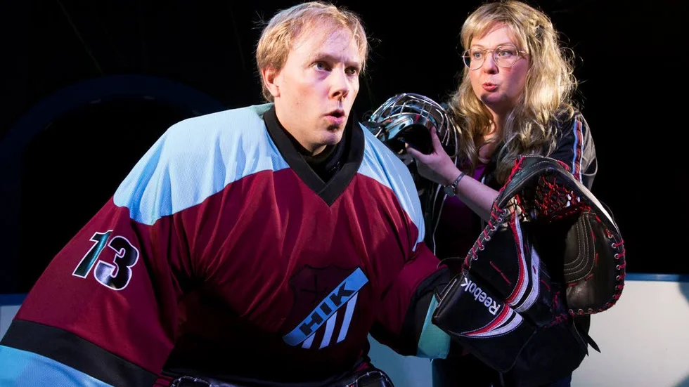 föräldrapåverkan. Tomas Engström och Annika Isaksson i Västerbottensteaterns pjäs ”Istid”, som nu också ges i Norrbotten.