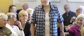 Färgstarkt när seniorer tog plats på catwalken