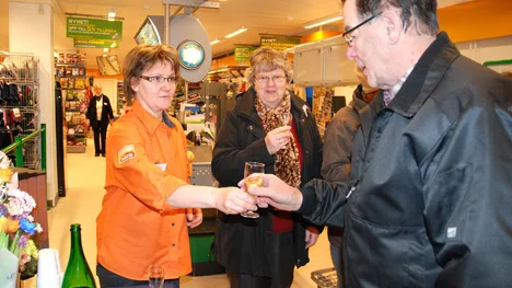 Butikschefen Viviann Karlsson bjöd kunderna på dricka.