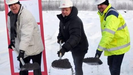 Första spadtaget för ICA Kvantum i Gällivare. Ronald Åberg, etableringschef vid ICA Sverige, Tommy Nyström, kommunalråd och Mikael Lundqvist, affärschef NCC.<_Bildtext Fotobyline>FOTO: Marie Ridderström</_Bildtext Fotobyline>