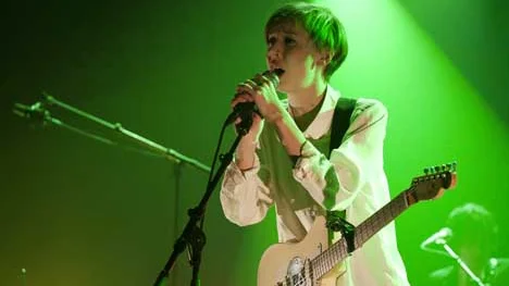 Britta Persson inte når hela vägen fram som liveartist, det hela är helt enkelt en aning för likt det vi redan har hört henne göra på skiva, skriver NSD:s recensent.