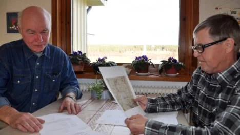 Rune Rova och Olof Mäki hoppas att lantmätaren kommer innan snön lägger sig.FOTO: K-l Sundqvist