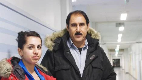 Familjen Mohammadi kom till Sverige för sex år sedan. Marzia Mohammadi går på Hertsöskolan och siktar på att bli tandläkare. Pappa Bijan Mohammadi har praktikplats i en butik.FOTO: Maria Ekman