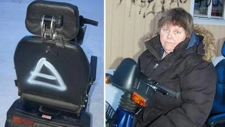 Katarina Palm. Vandaler har sprejat ner hennes eldrivna rullstol. Tidigare har hennes hus sprejats ner.