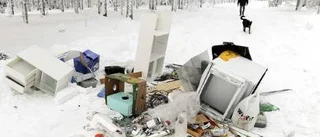 Skräp dumpat vid badstrand