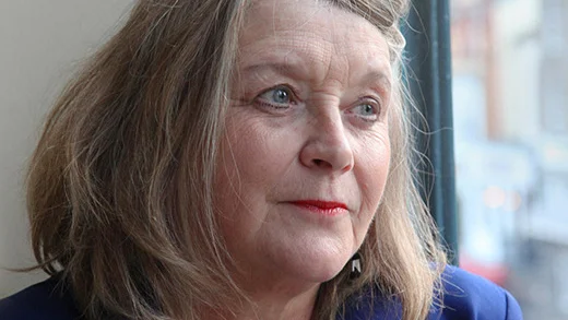 Menna Elfynfödd 1952, är den mest kända moderna walesiska poeten, översatt till 20 språk. Hon har fått många litterära priser och är numera professor emerita vid University of Wales.