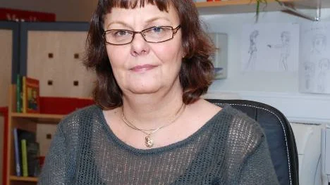 Bibliotekarie Kristina Holmgren presenterar trevliga nyheter från biblioteksvärlden. Ett gemensamt bibliotekskort för hela länet är en positiv nyhet.