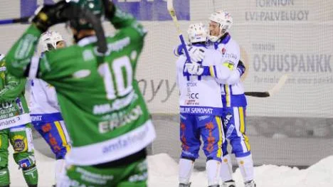 Peter Stock och Antti Ekman jublar efter segern mot hammarby inför drygt 1000 åskådare.