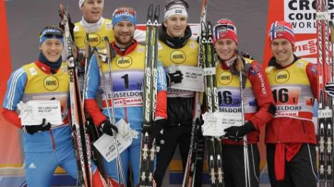 Här vill han stanna. Långe Jesper Modin sticker ut på pallen efter segern i teamsprint.