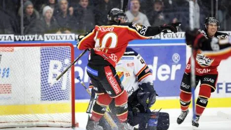 Sami Sandell har precis gjort 3-3 och Mattias Persson jublar ikapp.