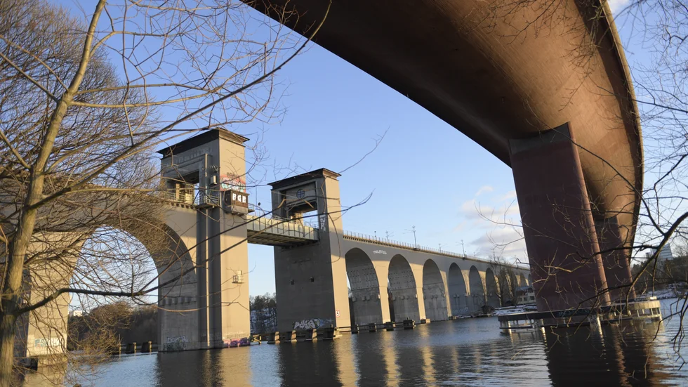 Tågtrafiken söderut från Stockholm stoppades tillfälligt sedan Årstabron blivit påseglad.