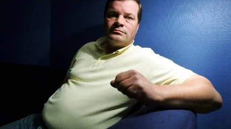 Lira BK:s trotjänare och kanslichef Roger Abrahamsson har fått sparken av klubbens styrelse.