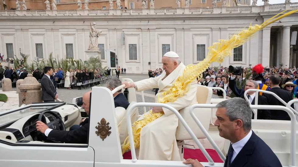 Påve Franciskus på sitt specialbyggda fordon på väg över Petersplatsen på palmsöndagen, dagen efter att han lämnat sjukhuset i Rom.