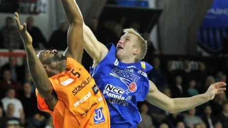 Niklas Sellin stöter på patrull mot veteranen Fred Drains.