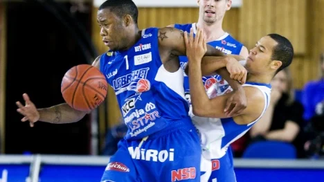 Rudy Mbemba vinner kampen.