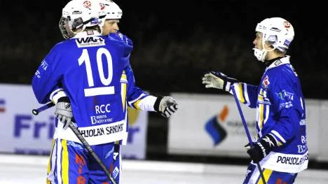 Veli-Matti Körkkö (mitten) och Daniel Sandberg (till höger) bjöd hemmapubliken på målfest när Västanfors kördes över. De två svarade tillsammans för fem mål vardera.