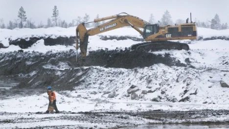 För ett år sedan var myren full av vatten. Nu jobbar maskiner för högtryck för att frilägga malmen som ligger tiotalet meter under torven.FOTO: Göran Ström