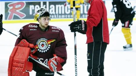 David Rautio får ta ett stort ansvar i Luleå Hockey när Johan Gustafsson spelar junior-VM i Kanada. Här samspråkar han med målvaktstränaren Daniel Henriksson.