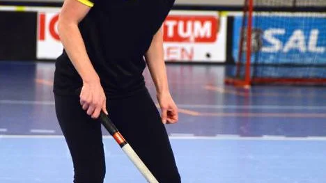 "Det är härligt att vara med, man får spela på vilja", säger Karin Eriksson, enda kvinnliga spelaren i Bodenpolisens lag.