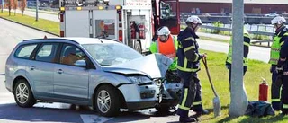 Bilist i krock med lyktstolpe