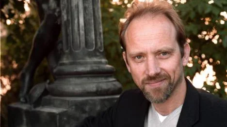 Samuel Fröler spelar lika sliskig som vanligt i norska Pax, som norrmännen själva totalsågat.