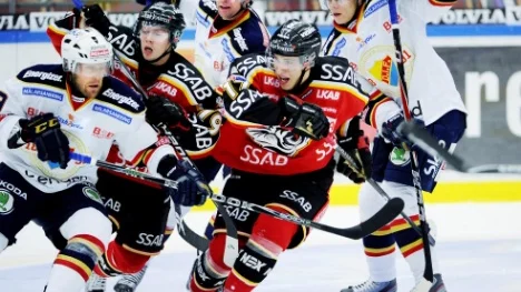 Luleå Hockey-Djurgården slutade 5-2. Konstantin Komarek och Kim Karlsson i duell med Djurgården.