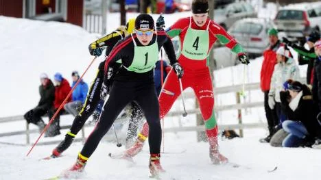 Julia Svan tar täten, medan Sofia Henriksson lurar där bakom. Det blev dock ingen seger för någon av dem på JSM-sprinten. Stina Nilsson från  Malung knockade alla förhandsfavoriter.