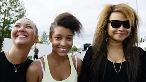 Sara-Marie Ourtani, Jennifer Jallow och Isa Ponturo passade på att kolla in festivalområdet på torsdagen.