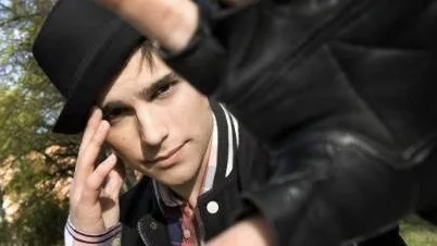 Eric Saade och skinnhandsken imponerar föga på NSD:s recensent. Trots hits och Disneyleende.