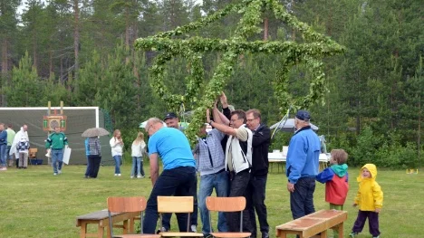 Starka karlar efterlystes för att resa midsommarstången och snart var den på plats.