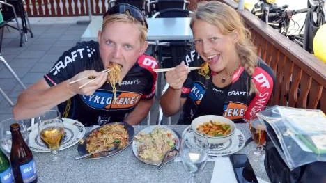 Dags att frossa lite. Matilda Hannäs och Niklas Veenhuis tycker det är kul när de får tillfälle att äta ute, som på kinarestaurangen i Boden. FOTO: Lena Leffler