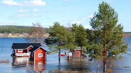 Rolf Kummus stuga stÃ¥r under vatten vid ArmasjÃ¤rvi sÃ¶der om ÃvertorneÃ¥ pÃ¥ lÃ¶rdagen. VattennivÃ¥erna i SangisÃ¤lven i Norrbotten stiger och SMHI utfÃ¤rdar nu en klass 3-varning i omrÃ¥det.