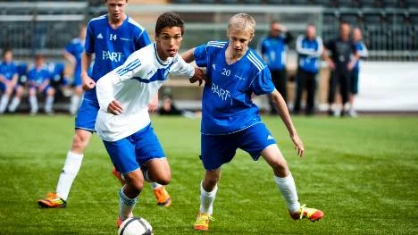 Bra försvar handlar mycket om att täcka bollen så att inte motståndaren får tag på den. Det vet IFK-spelaren Jordan Lundmark-Lautone, som håller undan Nyborgs Victor Viklund-Pettersson.