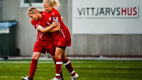 Trägen vinner. Så tänkte Piteåspelarna                                Lisa Renlund (t.v) och Anna Berglund. Duon låg bakom lagets seger i F16-finalen mot Assi. Men segermålet satt ganska långt inne.foto: simon eliasson