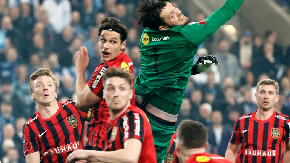 BP-målvakten Oscar Linnér stod för flera räddningar men släppte ändå in tre mål borta mot Djurgården