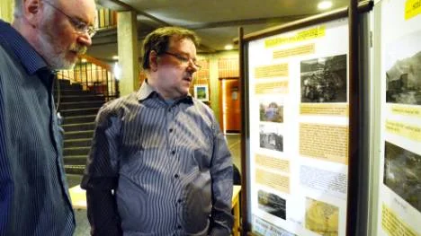 Peter Stenberg och Kenneth Johansson i föreningen Kirunas rötter har gjort utställningen om den försvunna stadsdelen Ön.FOTO: Hans Sternlund