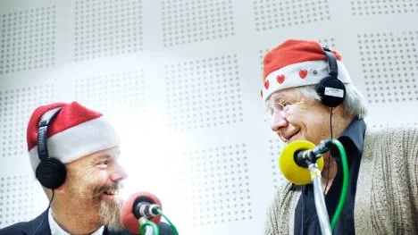 I snart 15 år har Pelle lett programmet där barnen kan ringa till Radiotomten. Här med tomten Sven Wollter.
