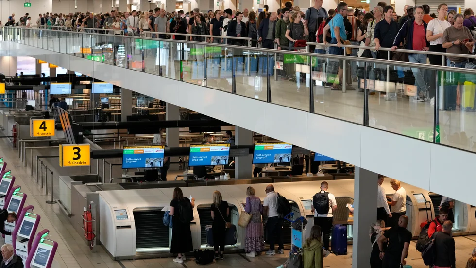 Köer på Amsterdams flygplats Schiphol. Arkivbild.
