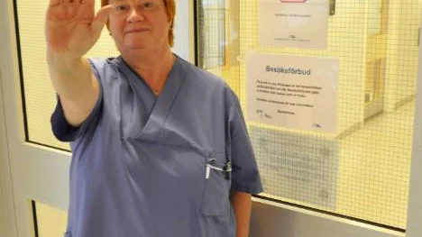 Smittad av influensan? Var god dröj. Hygienöverläkaren Kia Karlman informerar landstingets personal om de skärpta hygierutinerna i och med smittorisken på länets vårdcentraler och sjukhus.FOTO: Nils Johansson