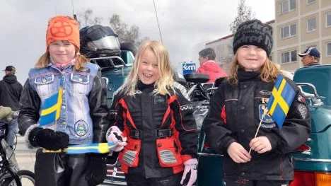 Nationaldagens motorcykelteam representerades även av unga entusiaster: Elsa Krigsman, Maja Mettävainio och Anna Bomark. FOTO: Maria Ödalen